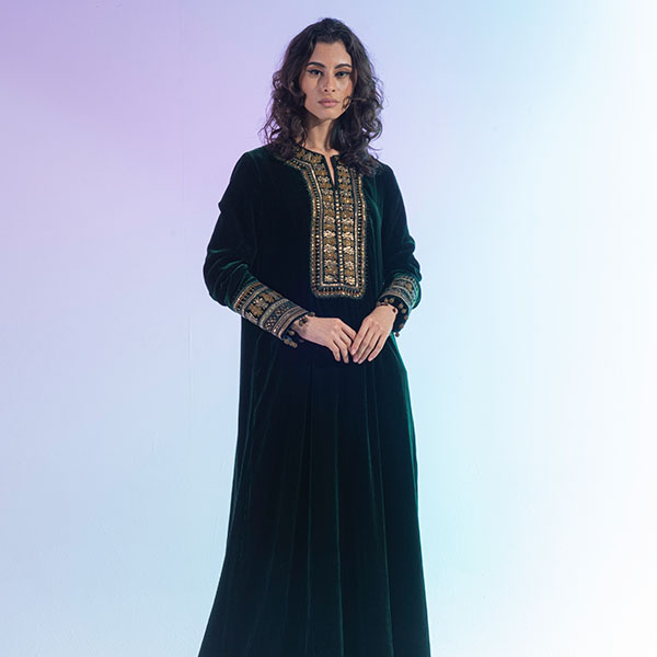 Velvet dress with hand embroidery inspired by the heritage of the Najd region